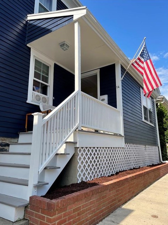 14 Dixon St, Middletown, RI 02840