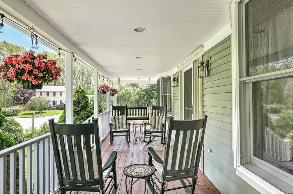 1 Hope Ct, Barrington, RI 02806
