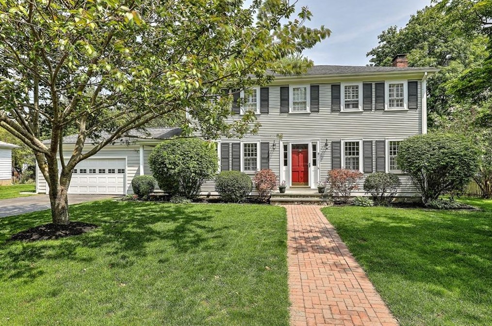 8 Meadowbrook Dr, Barrington, RI 02806