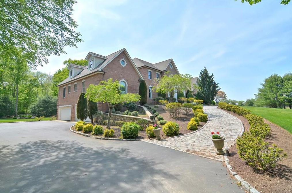 581 Pippin Orchard Rd, Cranston, RI 02921