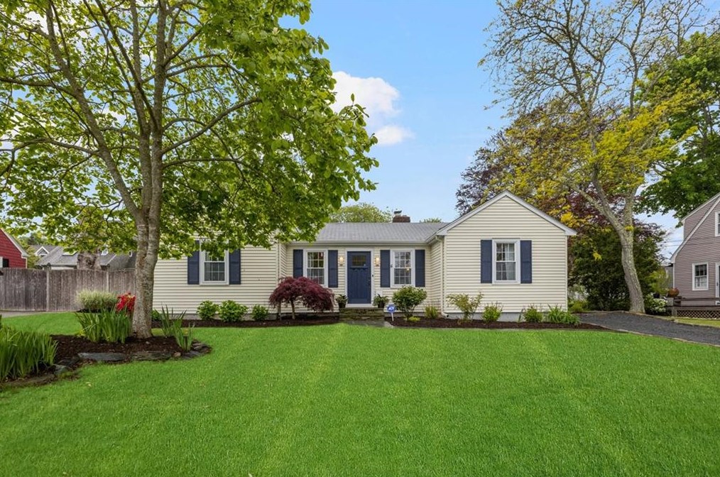 8 Cliff Ave, Middletown, RI 02840