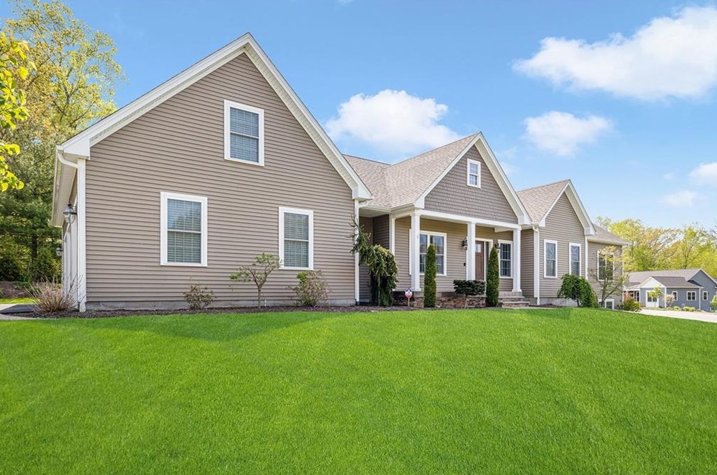 14 Lincoln Meadows Dr, Lincoln, RI 02865