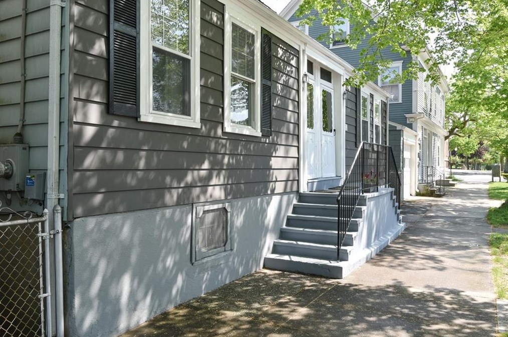 69 Church St, Bristol, RI 02809-2223