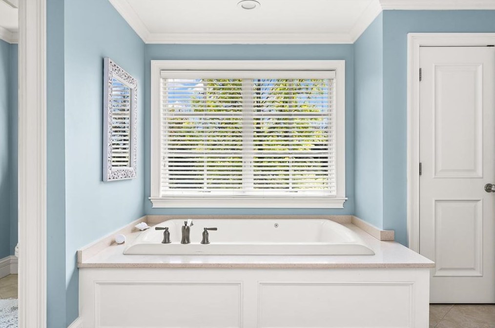 2 Holly Ln, Barrington RI  02806-4906 exterior