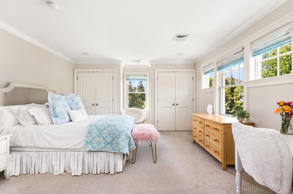 2 Holly Ln, Barrington RI  02806-4906 exterior