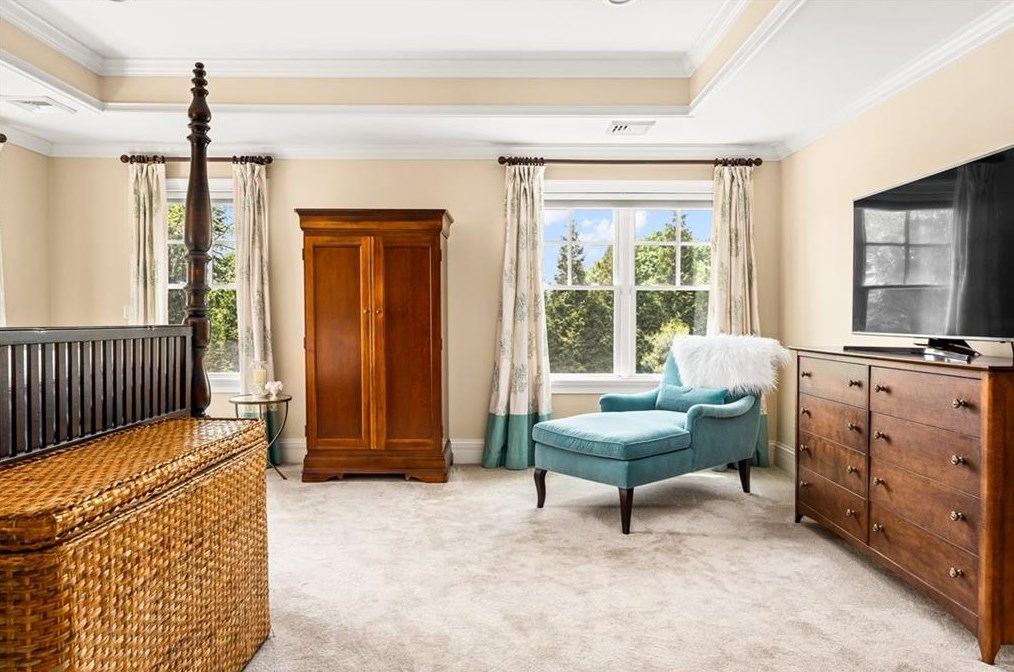 2 Holly Ln, Barrington RI  02806-4906 exterior