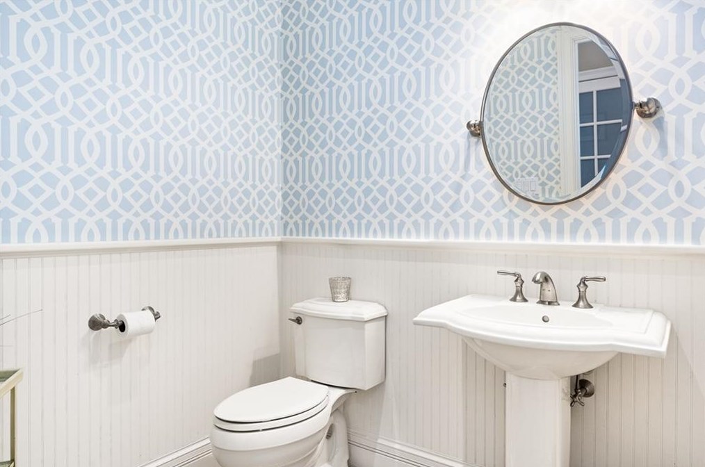 2 Holly Ln, Barrington RI  02806-4906 exterior