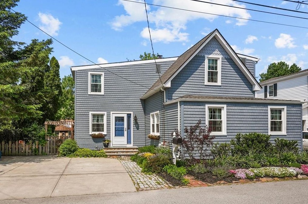 27 Lake Ave, Barrington, RI 02806