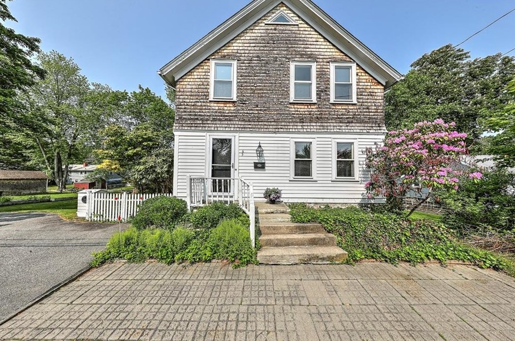 65 Walnut Rd, Barrington, RI 02806