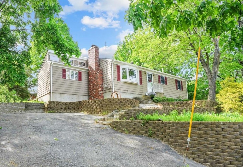 27 Royal Ave, Cranston, RI 02920