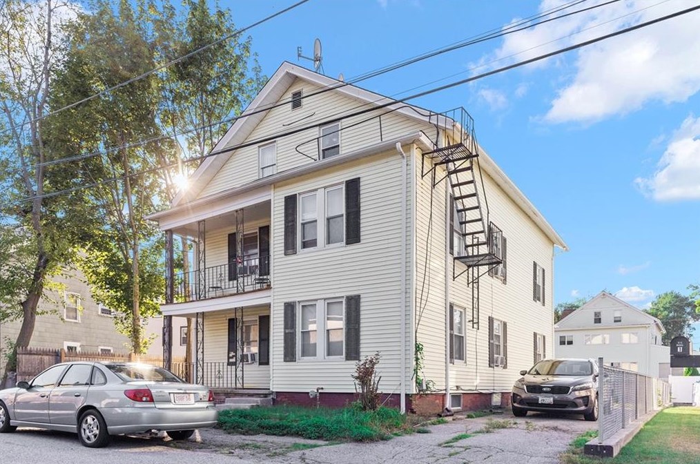 3 Barrett St, Cumberland, RI 02864