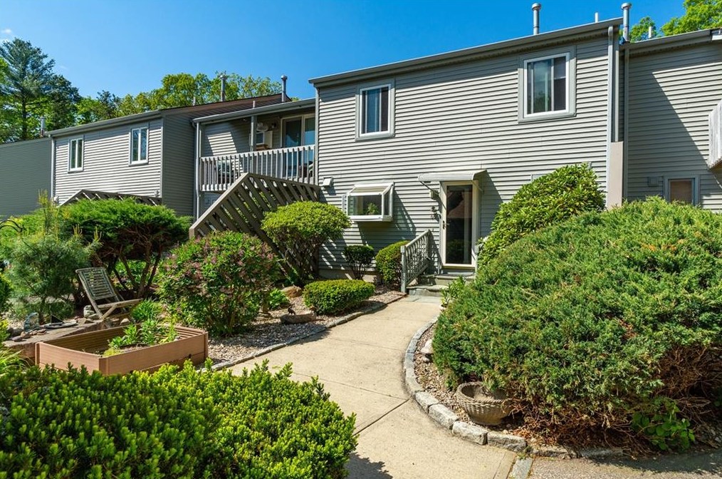 60 Deerfield Ct #7, North Kingstown, RI 02852