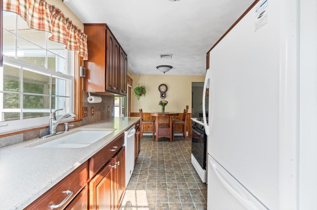 6 Allison Ct, East Providence RI  02915-2059 exterior