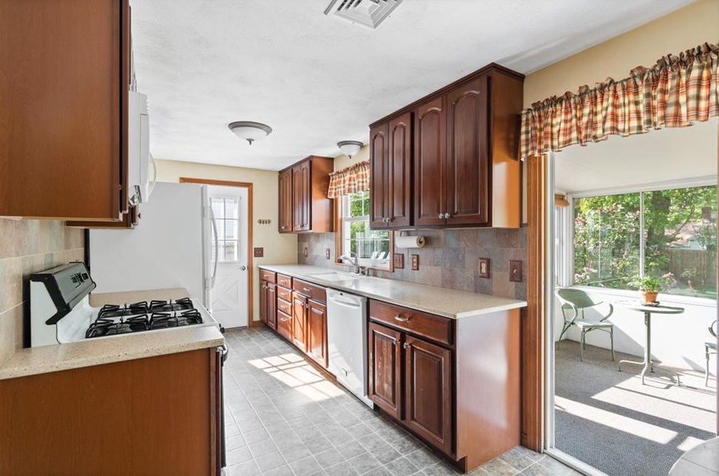 6 Allison Ct, East Providence RI  02915-2059 exterior