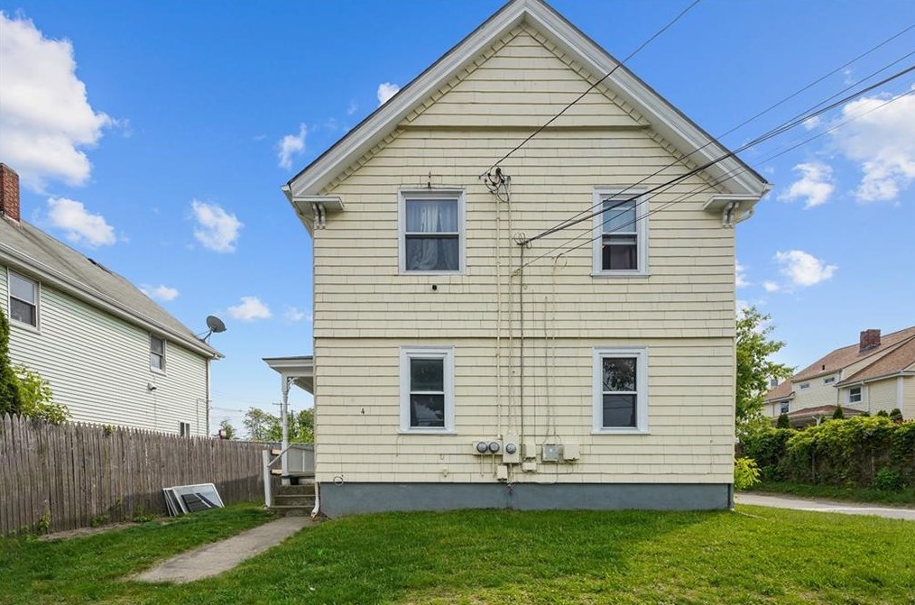 4 Pond St, Cranston, RI 02910