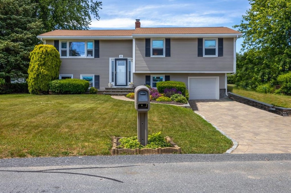 35 Namquid Dr, Middletown, RI 02842