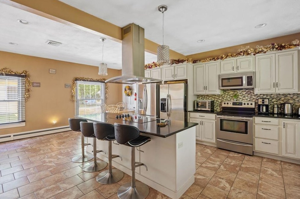 122 Pine St, Rehoboth MA  02769-1424 exterior