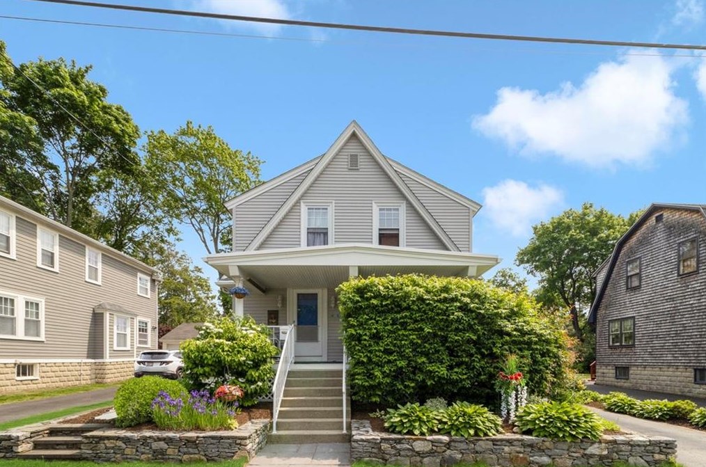 15 Coombs St, East Providence, RI 02916-1403