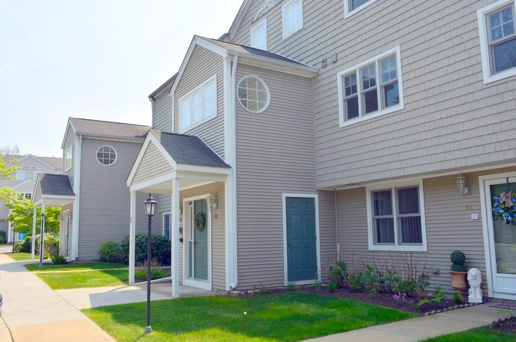 2 Bristol Woods Dr #b-2, Bristol, RI 02809