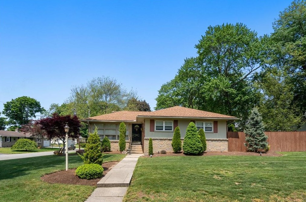 26 Fernbrook Dr, Cranston, RI 02920-3672