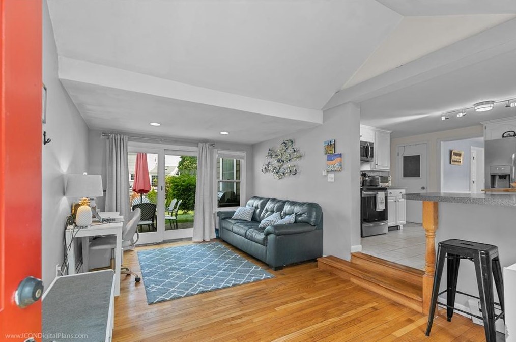 1 Tiffany Cir, Barrington, RI 02806