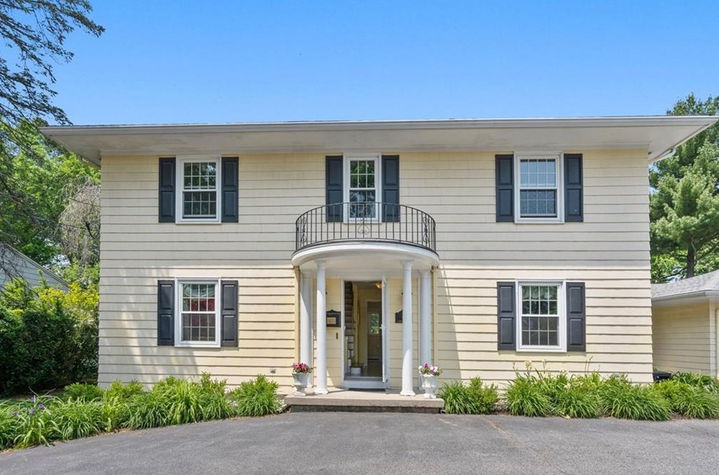 91 Summit Dr, Cranston, RI 02920