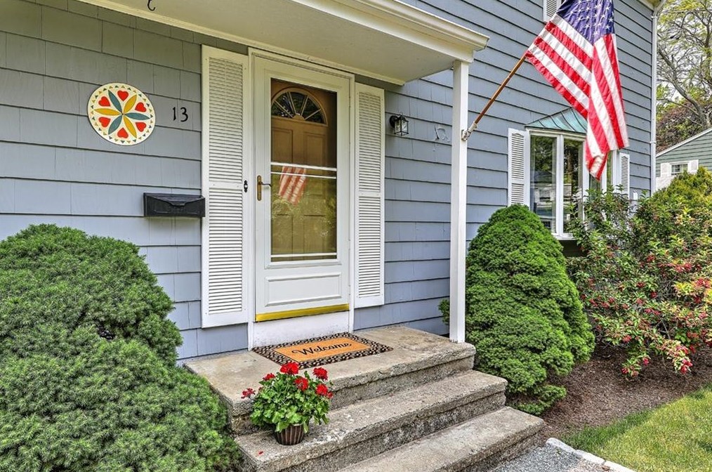 13 Wedgewood Ln, Barrington, RI 02806