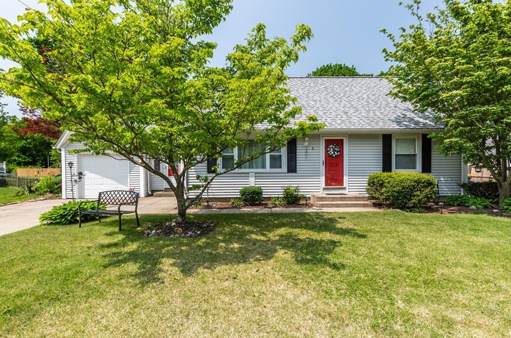8 Danecroft Ave, Smithfield, RI 02828-2318