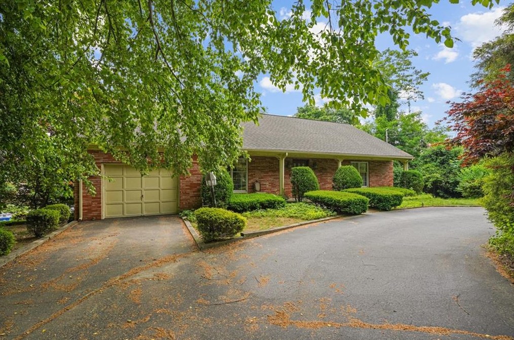 596 Natick Ave, Cranston, RI 02921