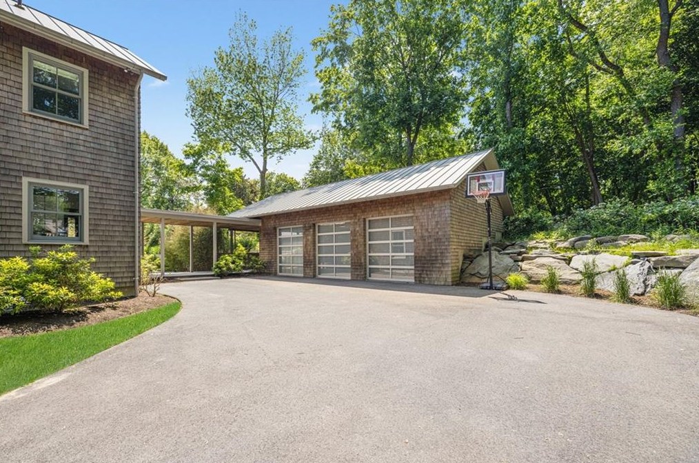 27 Orient Ave, Jamestown, RI 02835