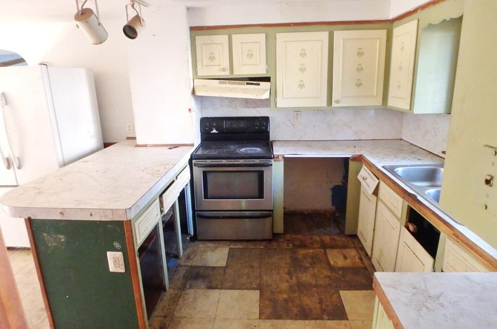 11 Lavoie Ct, West Warwick RI  02893-4926 exterior