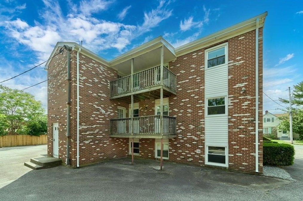 46 Carman St, Cranston RI 02910-3823 exterior