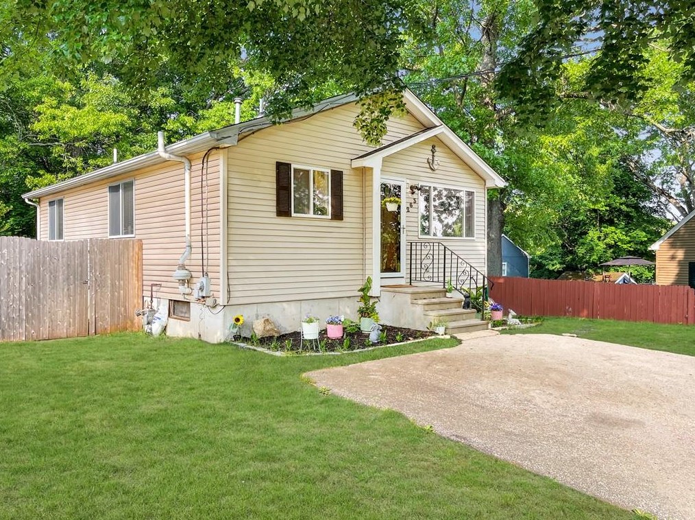 263 Tiogue Ave, Coventry, RI 02816