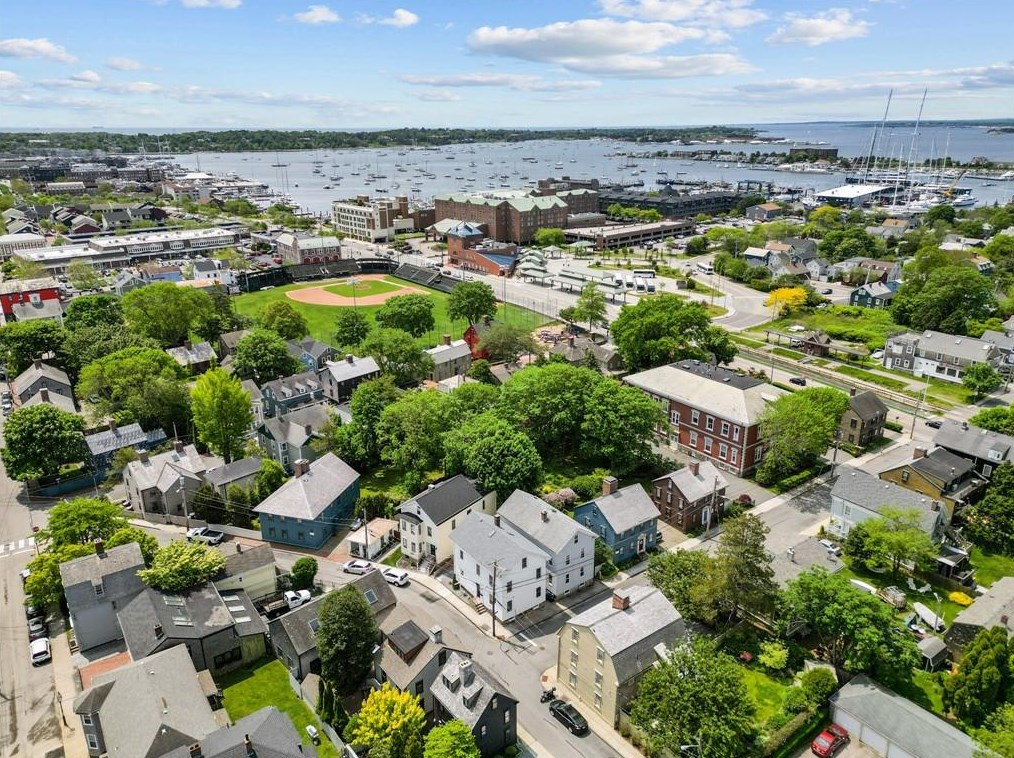 10 Cross St, Middletown, RI 02840