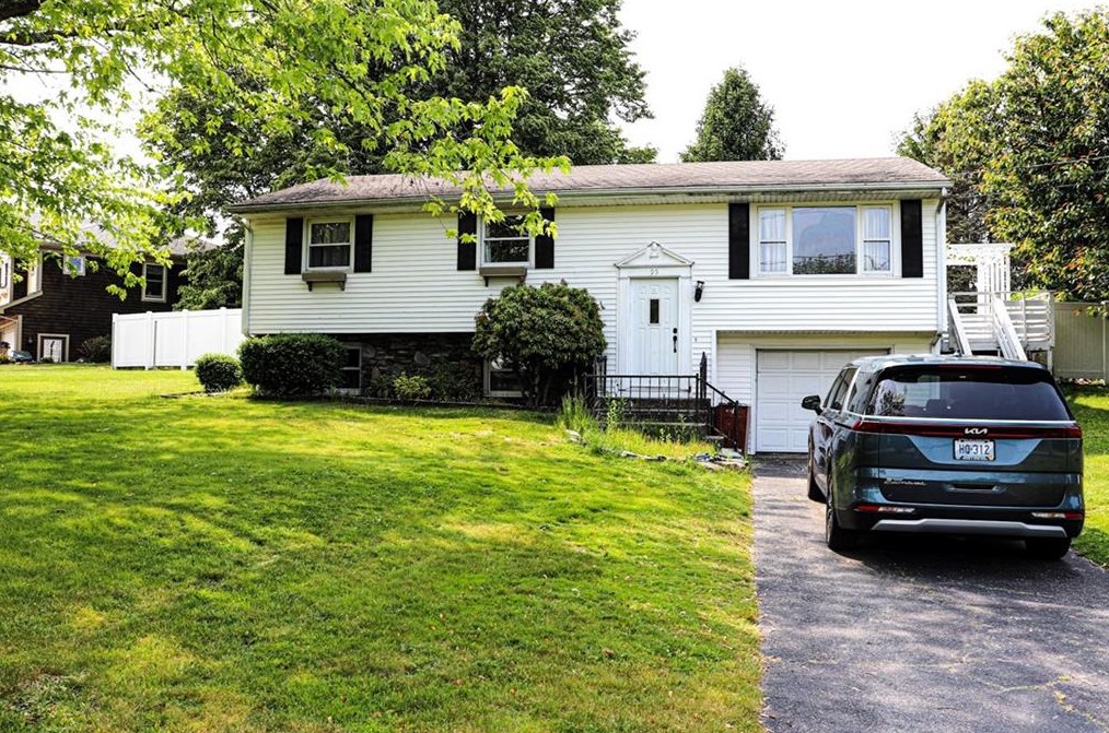 95 Dorothy Ave, Portsmouth, RI 02871