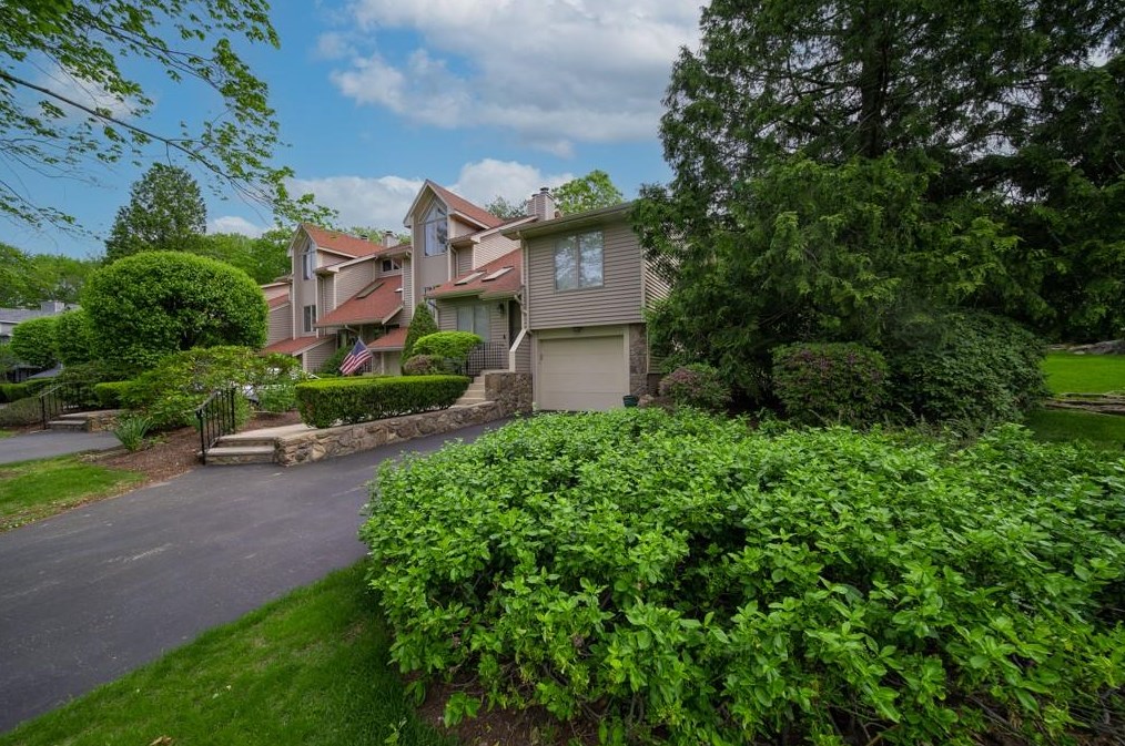 9 Shadow Brook Ln, Smithfield, RI 02917