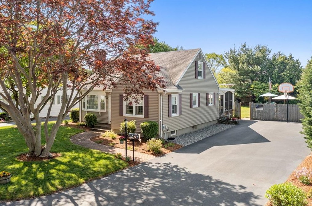 25 Arrowhead Ave, East Providence, RI 02915-2501
