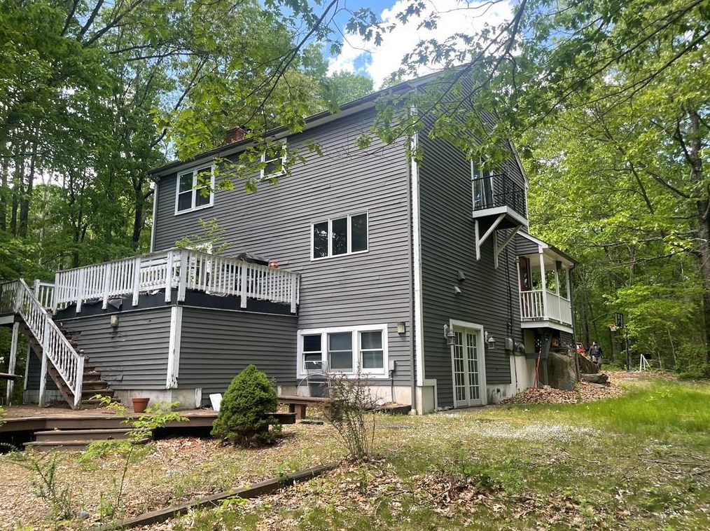 94 Quaker Ln, Scituate, RI 02857