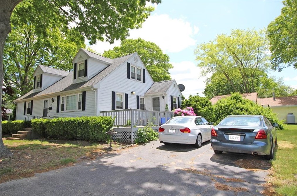129 Briarwood Ave, Tiverton, RI 02878