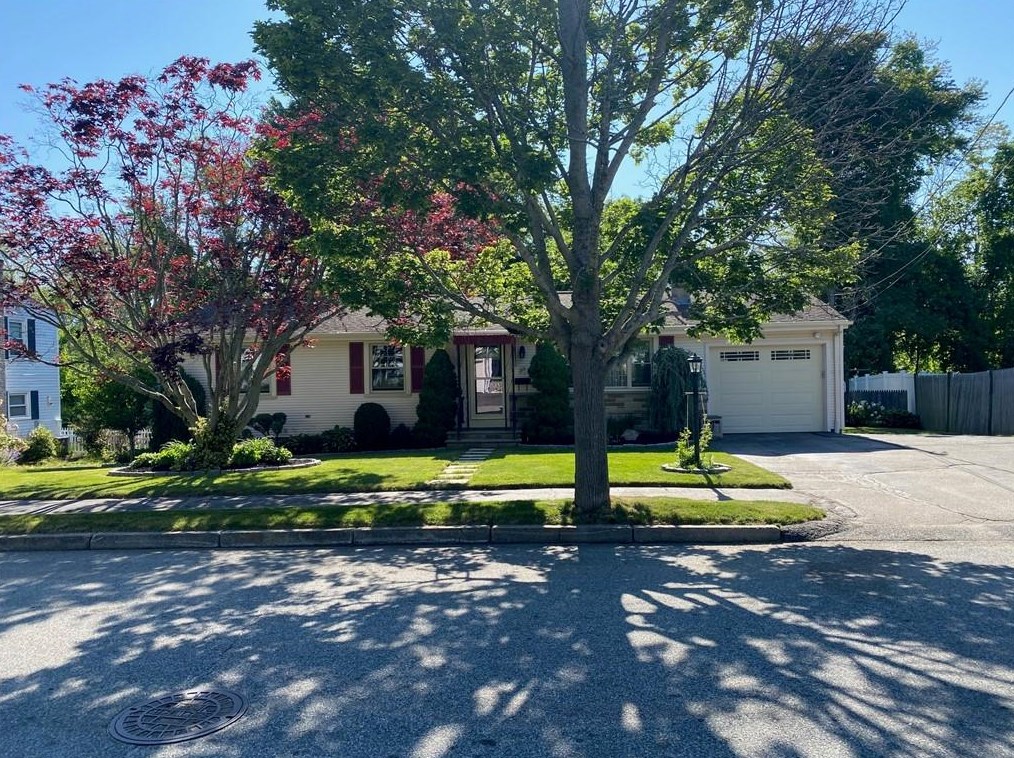 215 Burdick Dr, Cranston, RI 02920