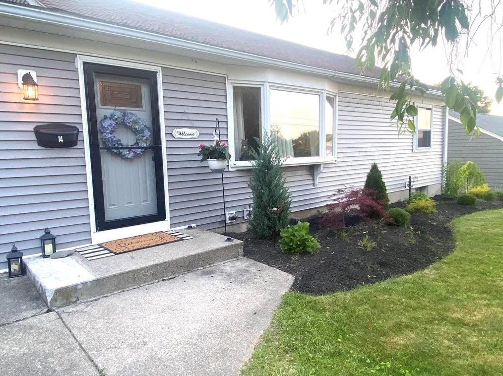 14 Salem Dr, Providence, RI 02904