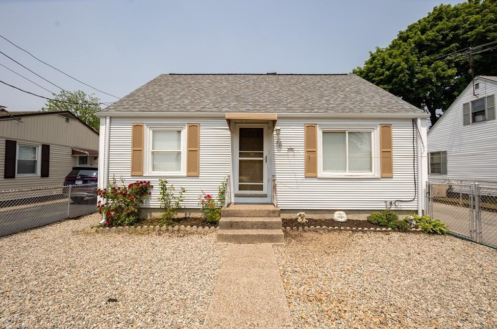 78 Farrell St, Pawtucket, RI 02861-3542