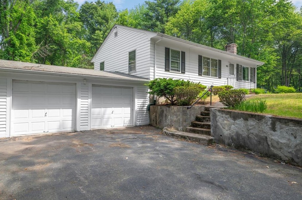 915 Snake Hill Rd, Scituate, RI 02857