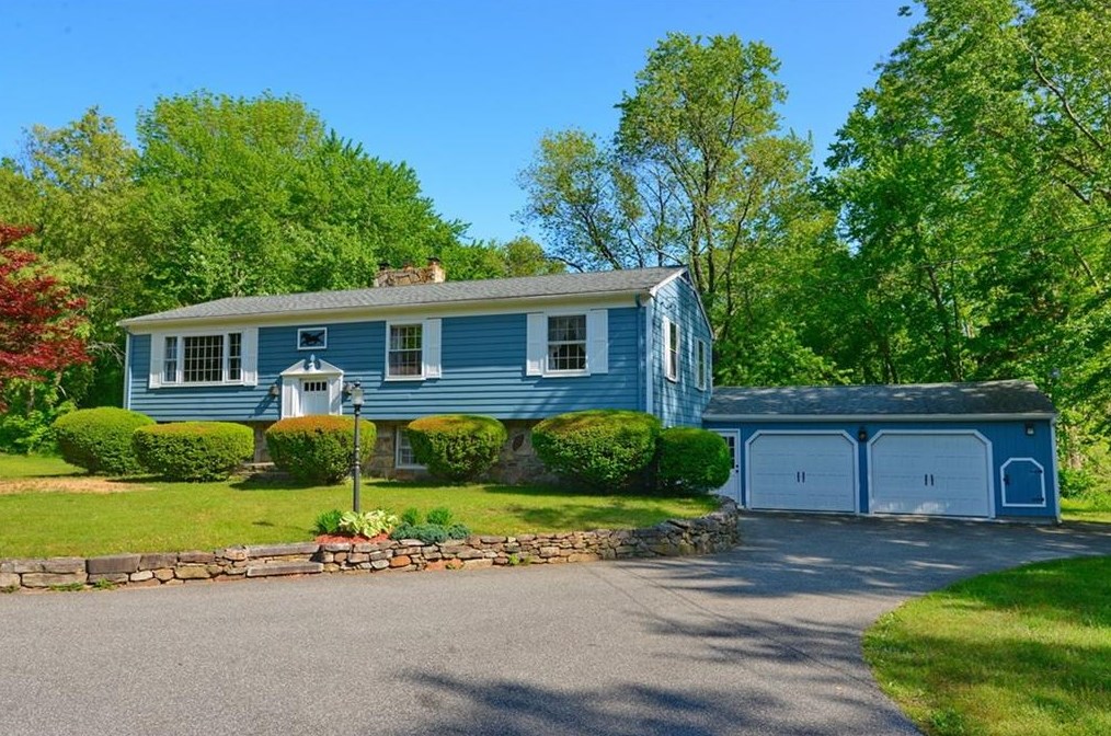 9 Pinecrest Dr, Scituate, RI 02857