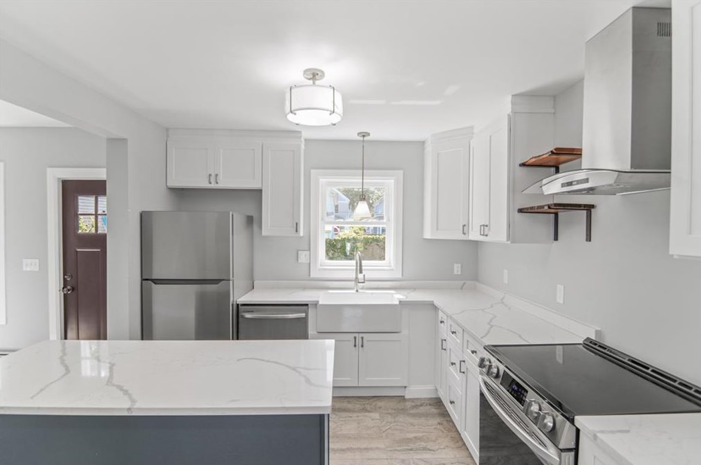 18 Hall Ave, Middletown, RI 02840