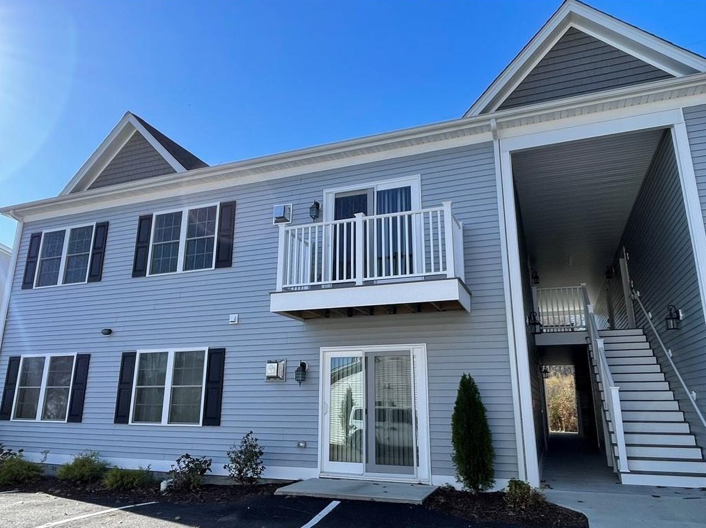 11 Gray Coach Ln, Cranston, RI 02921