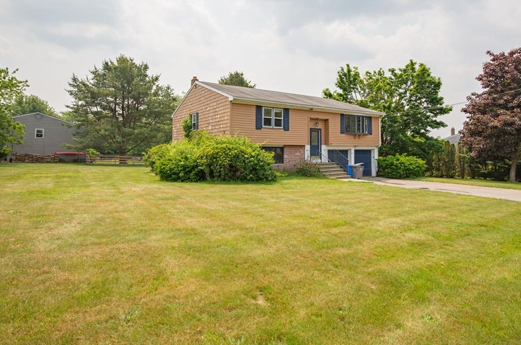 45 Trout Dr, Middletown, RI 02842
