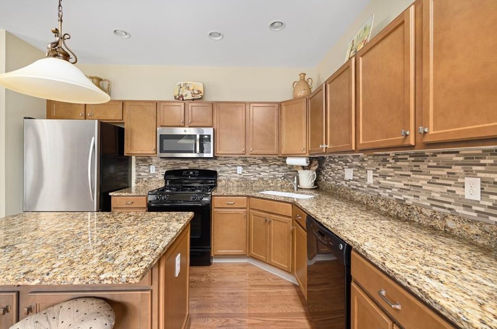 111 Taft Hill Ln, Uxbridge MA 01569-3142 exterior