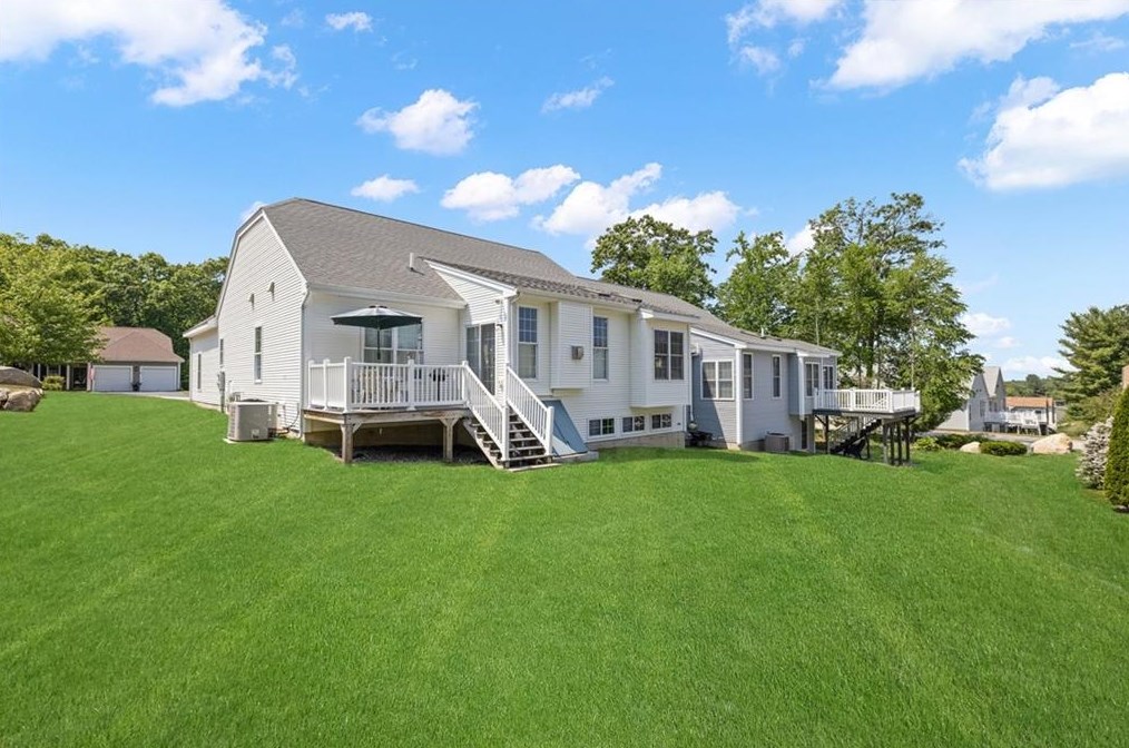 111 Taft Hill Ln, Uxbridge MA 01569-3142 exterior