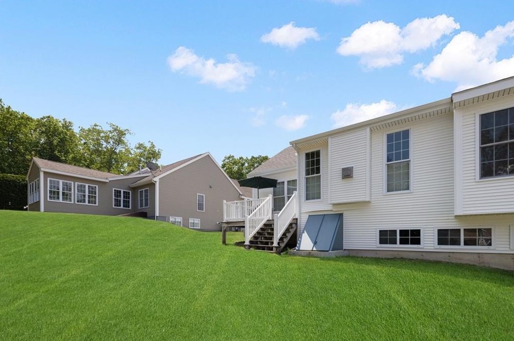 111 Taft Hill Ln, Uxbridge MA 01569-3142 exterior